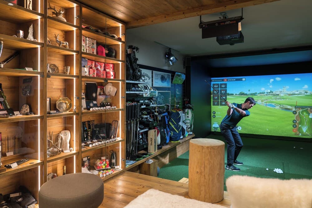 Indoor golf driving range
