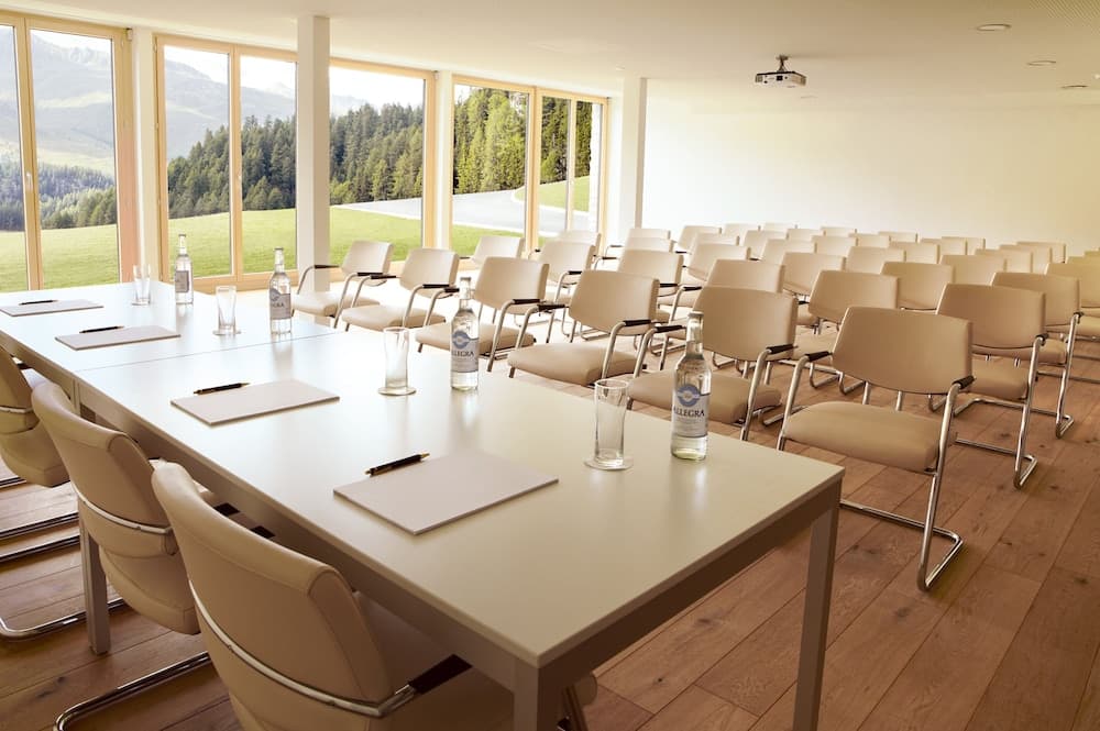 Meeting facility