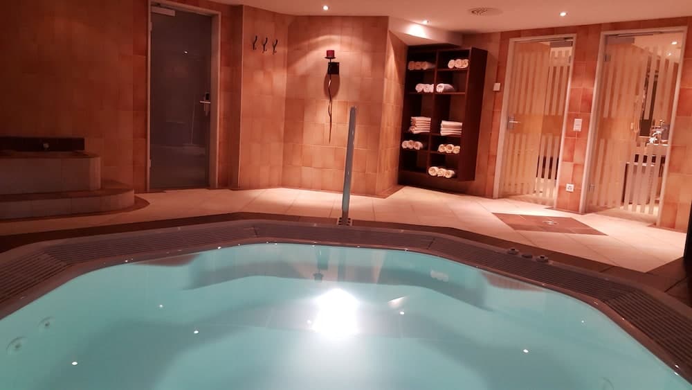 Indoor spa tub
