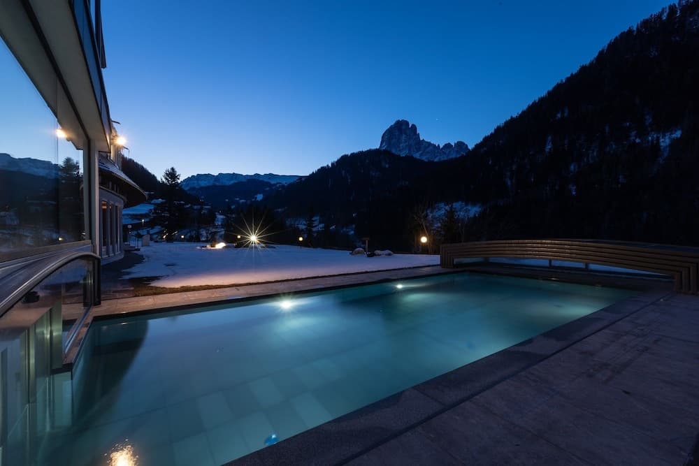 Indoor/outdoor pool