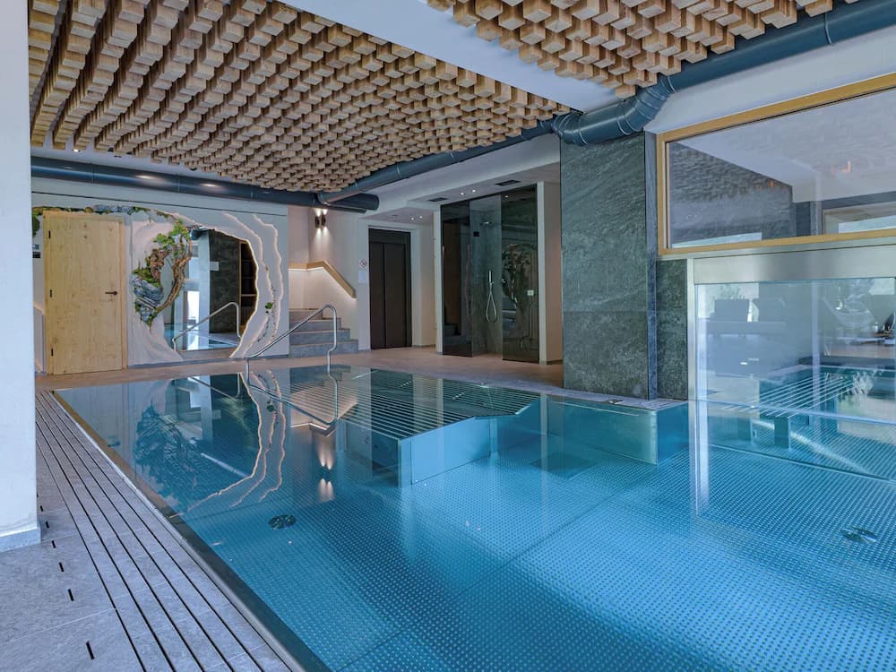 Pool waterfall