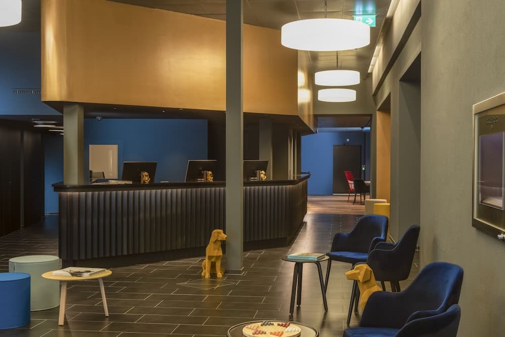 Lobby lounge