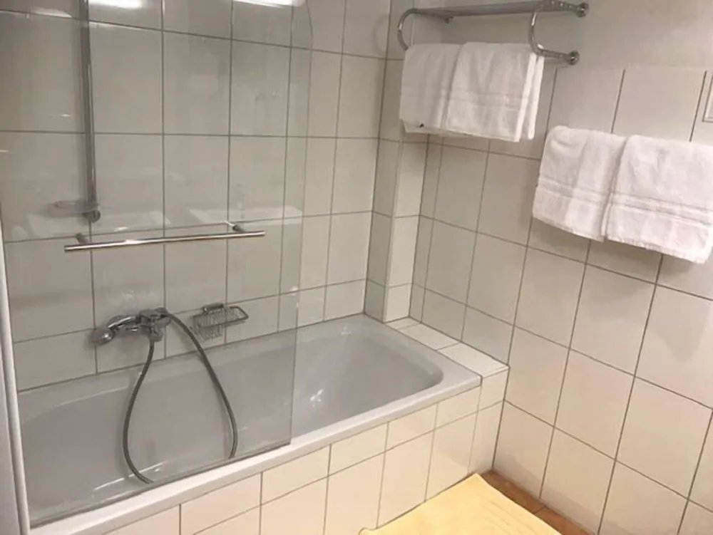 Deep soaking bathtub