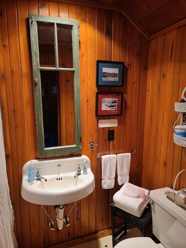 Bathroom sink