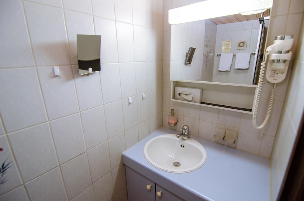 Bathroom sink
