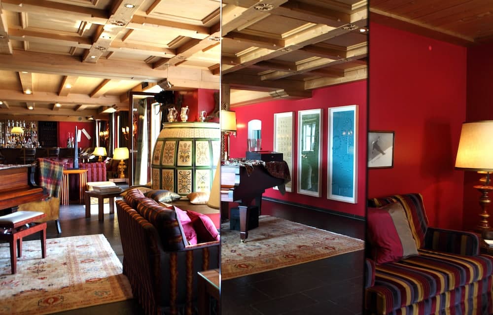 Lobby lounge