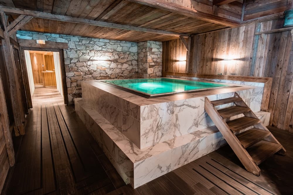 Indoor spa tub
