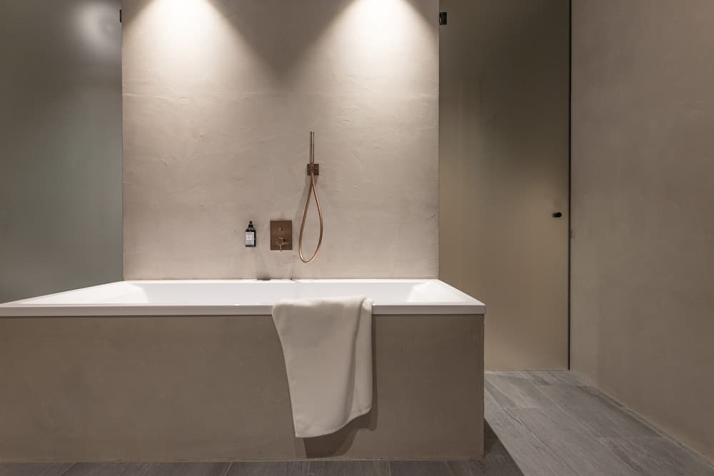 Deep soaking bathtub