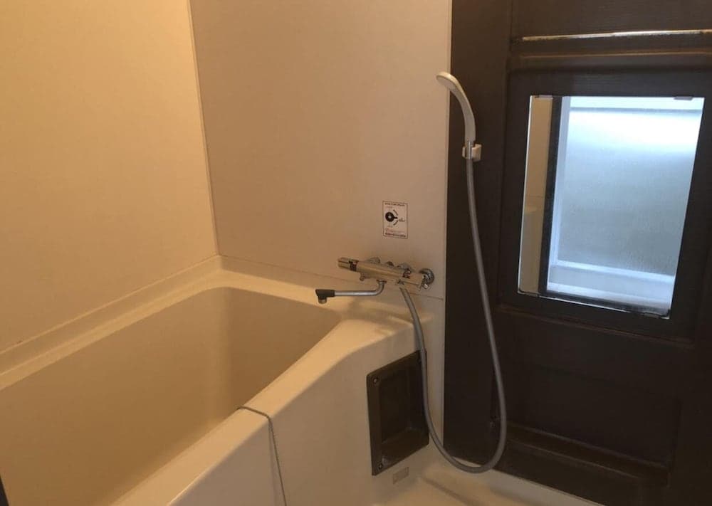 Deep soaking bathtub
