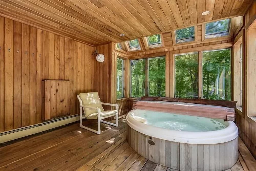 Indoor spa tub