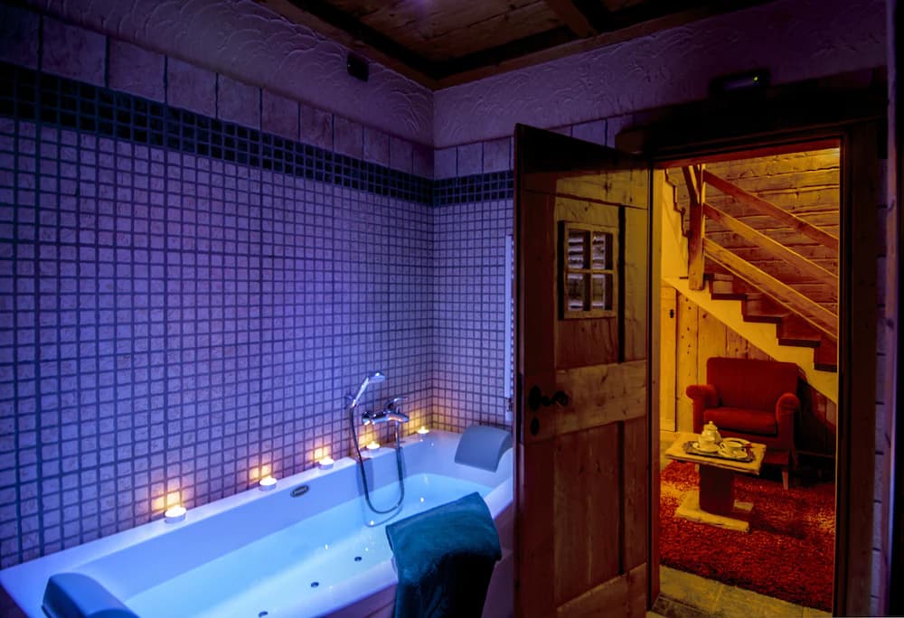 Indoor spa tub