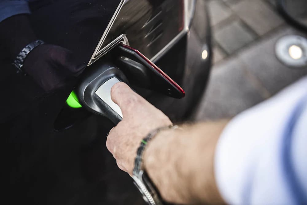 Electric vehicle charging station