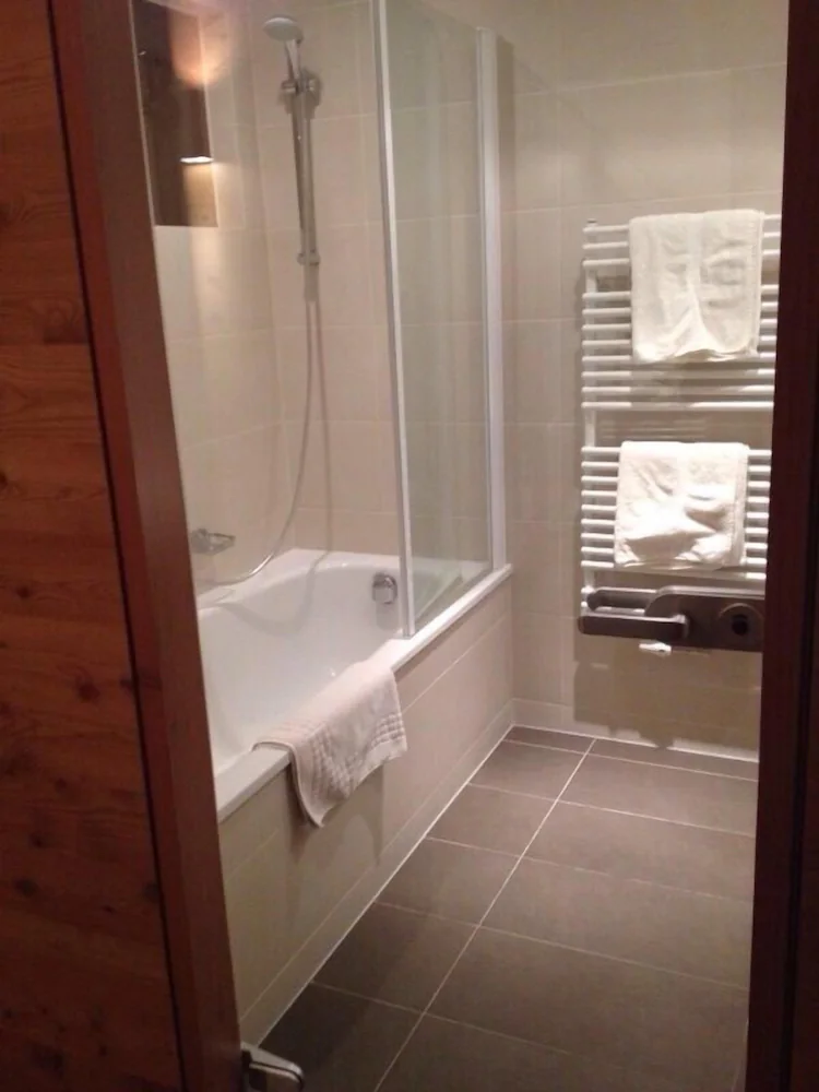 Deep soaking bathtub