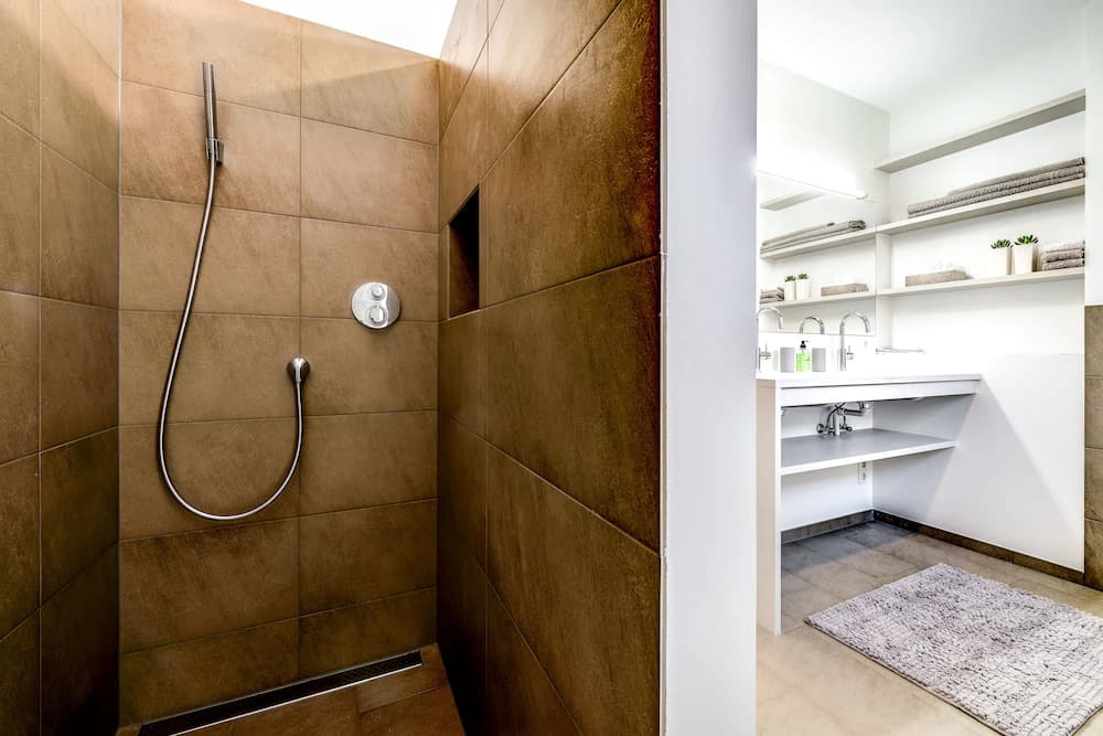 Bathroom shower