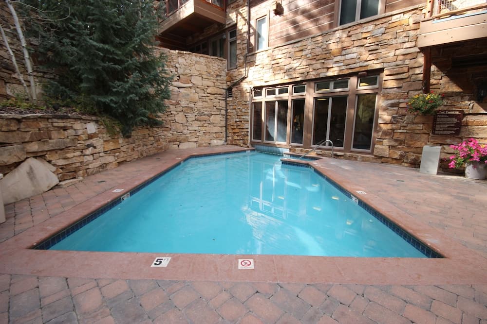 Indoor/outdoor pool
