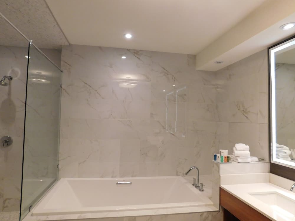 Jetted tub