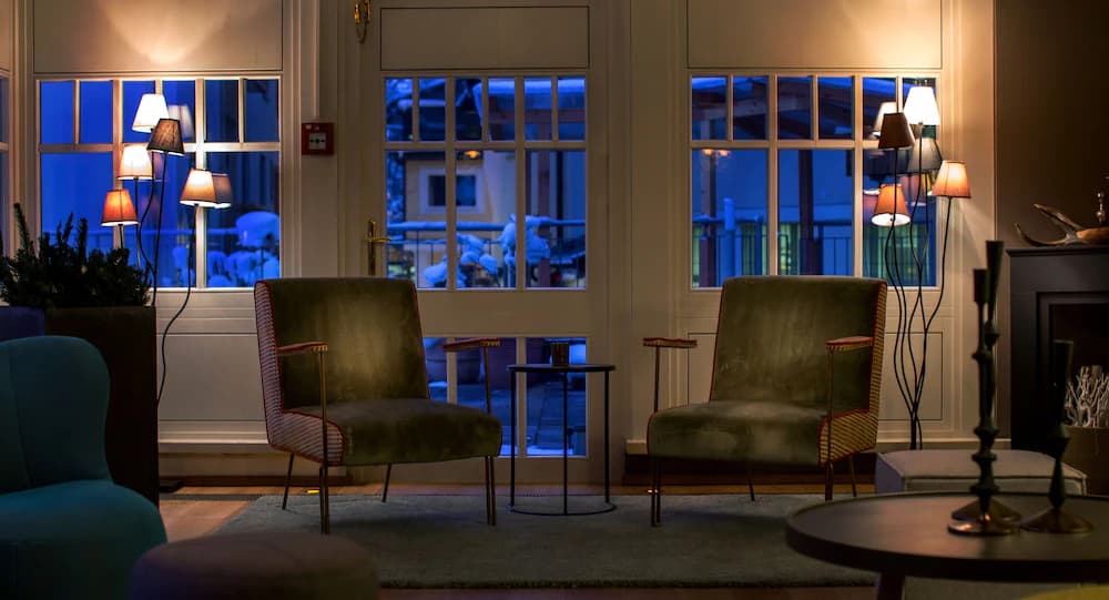 Lobby lounge