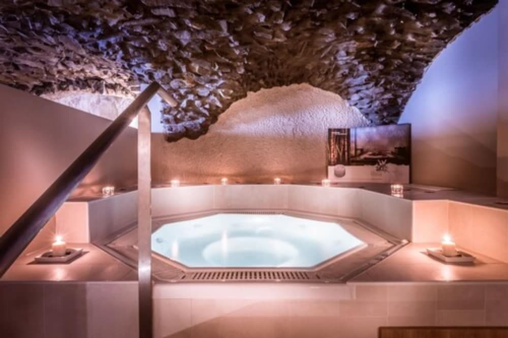 Indoor spa tub
