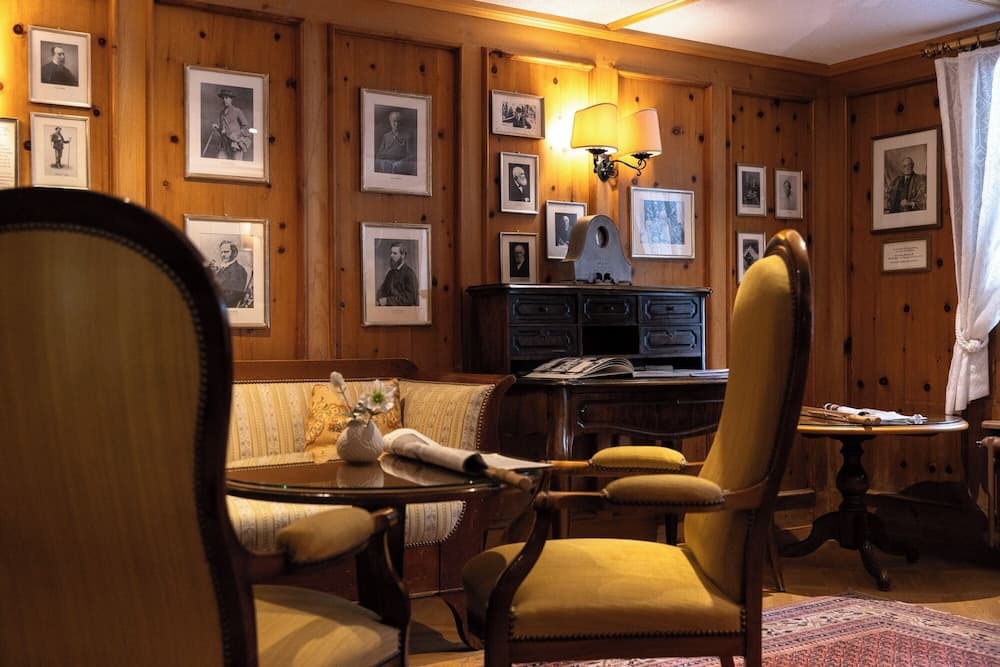 Lobby lounge
