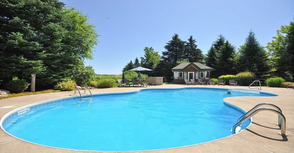 Indoor/outdoor pool