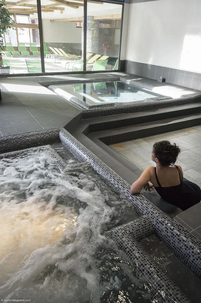 Indoor spa tub