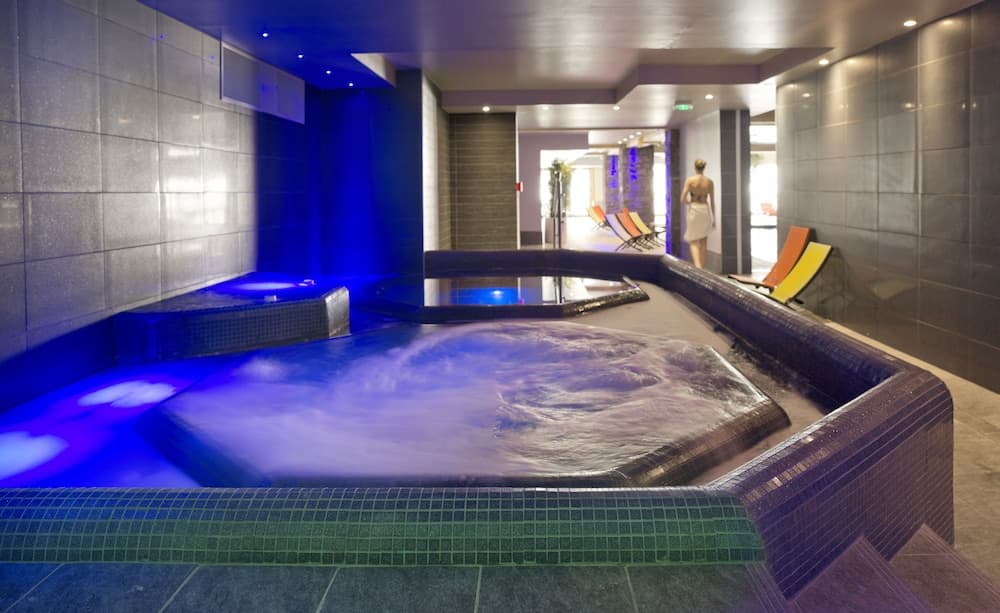 Indoor spa tub