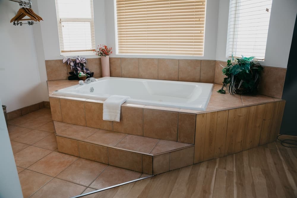 Jetted tub