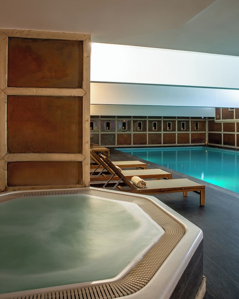 Indoor spa tub