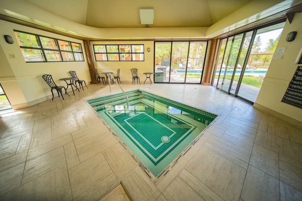 Indoor spa tub