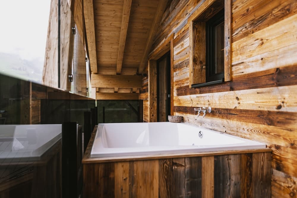 Private spa tub