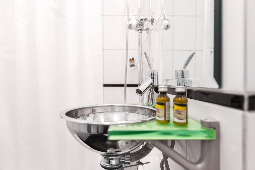 Bathroom sink