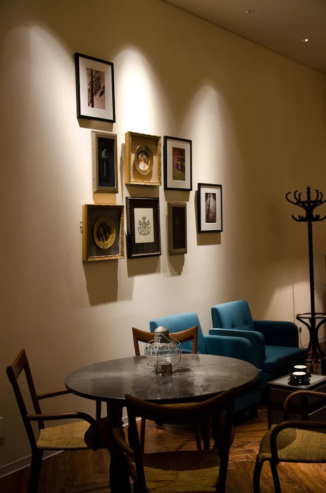 Lobby lounge