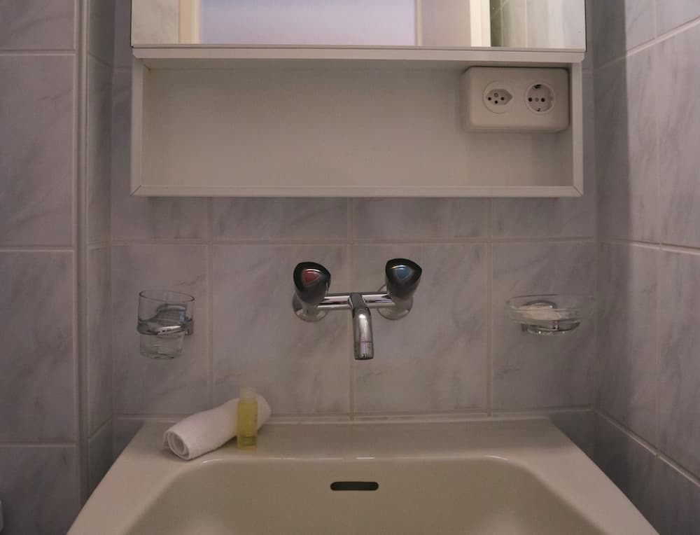 Bathroom sink