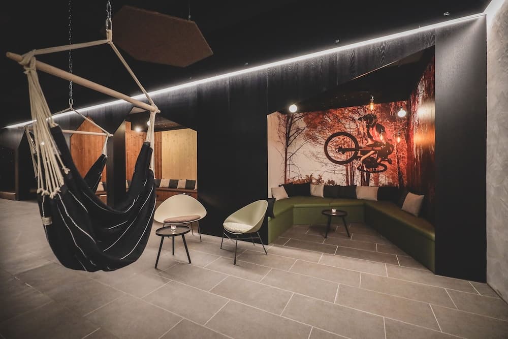 Lobby lounge