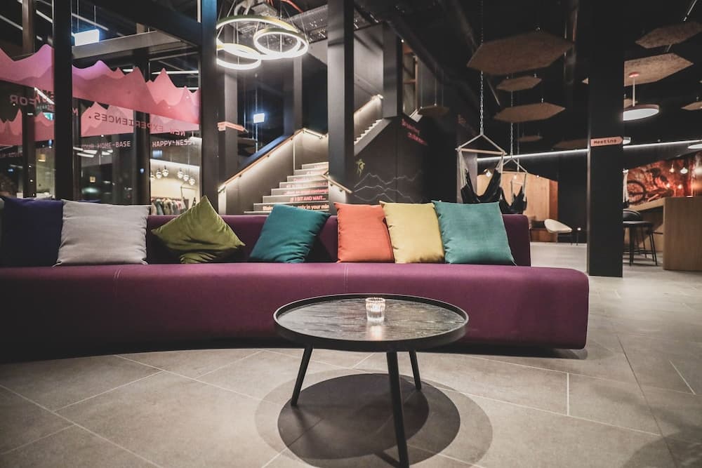 Lobby lounge