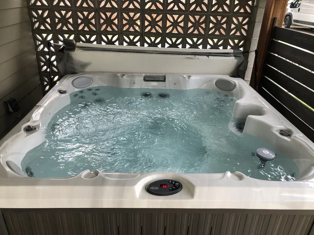 Jetted tub