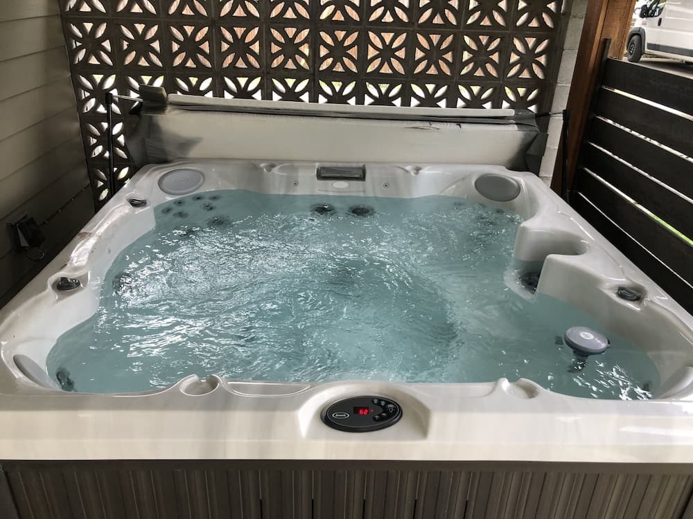 Jetted tub