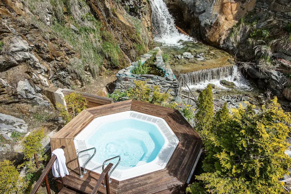 Outdoor spa tub