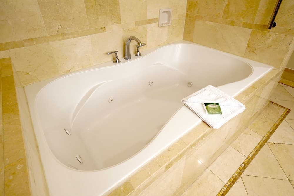 Jetted tub