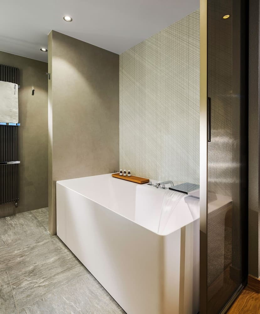 Deep soaking bathtub