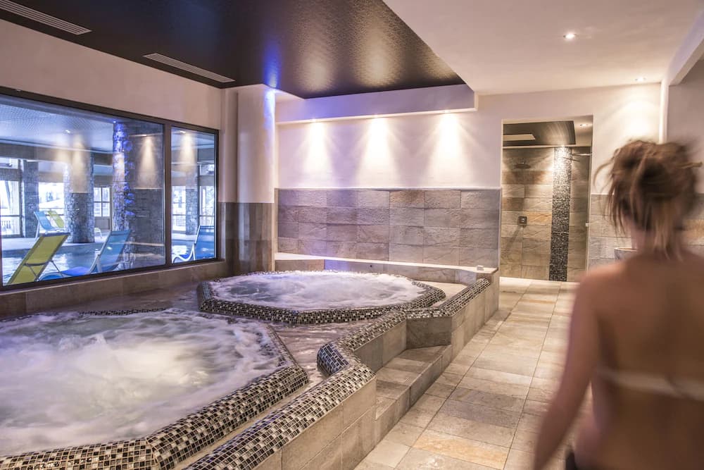 Indoor spa tub