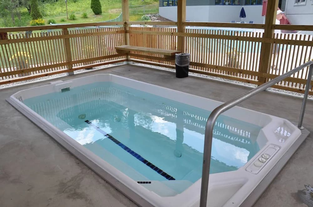 Private spa tub