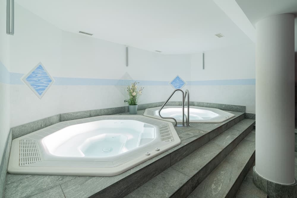 Indoor spa tub