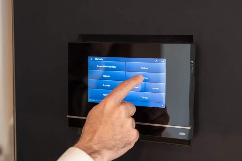 Check-in/check-out kiosk